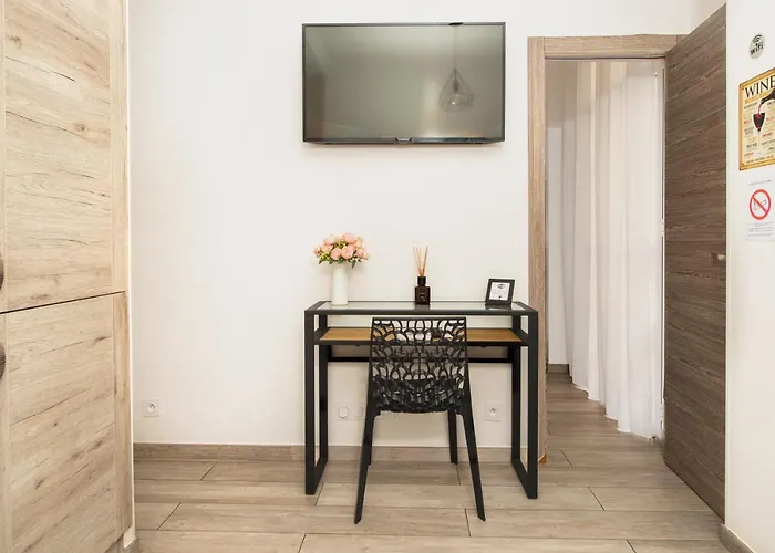 Nice Centre Flat - Modern, Quiet And Brand New